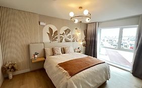Stylish Ensuite Bedrooms In Dublin-Free Parking-15 Min Airport-Shared Accomodation